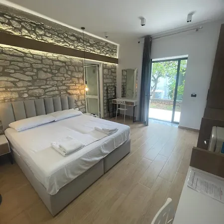 Saranda Vila Hm *